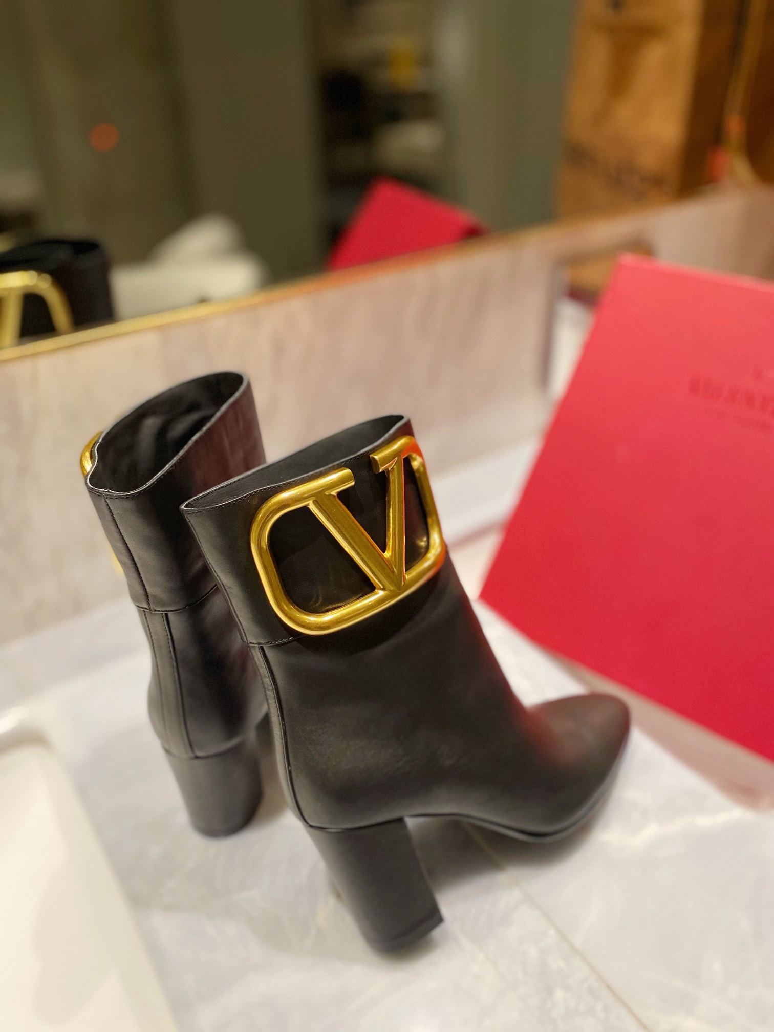 Women 𝑉*𝐴𝐿𝐸𝑁𝑇𝐼𝑁𝑂 Top Sneakers