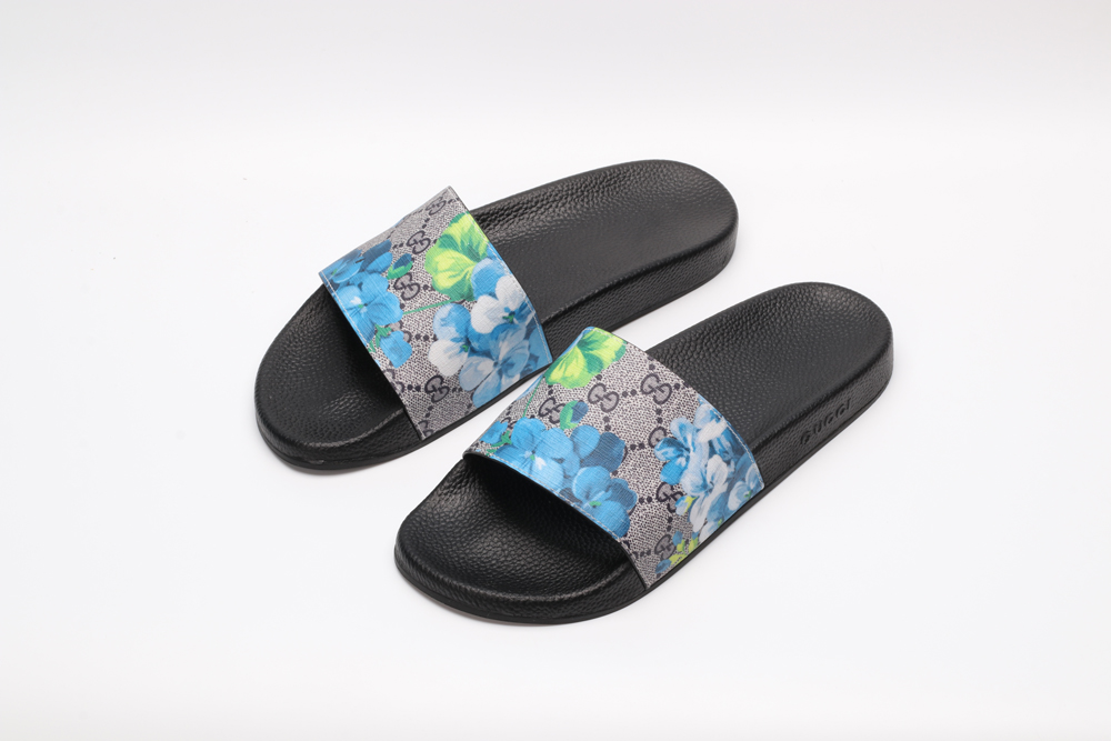 G*cci Sandals
