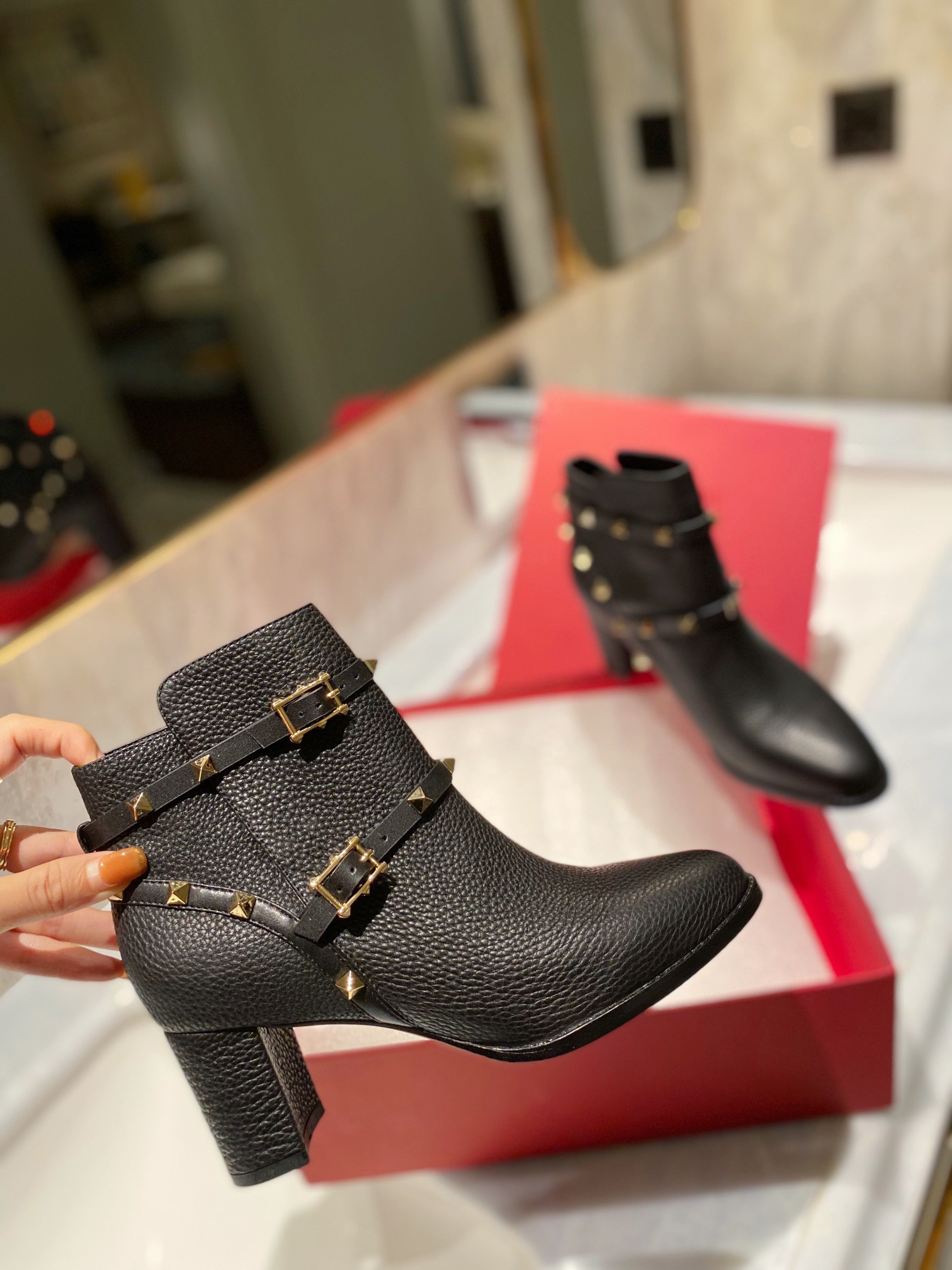 Women 𝑉*𝐴𝐿𝐸𝑁𝑇𝐼𝑁𝑂 Top Sneakers