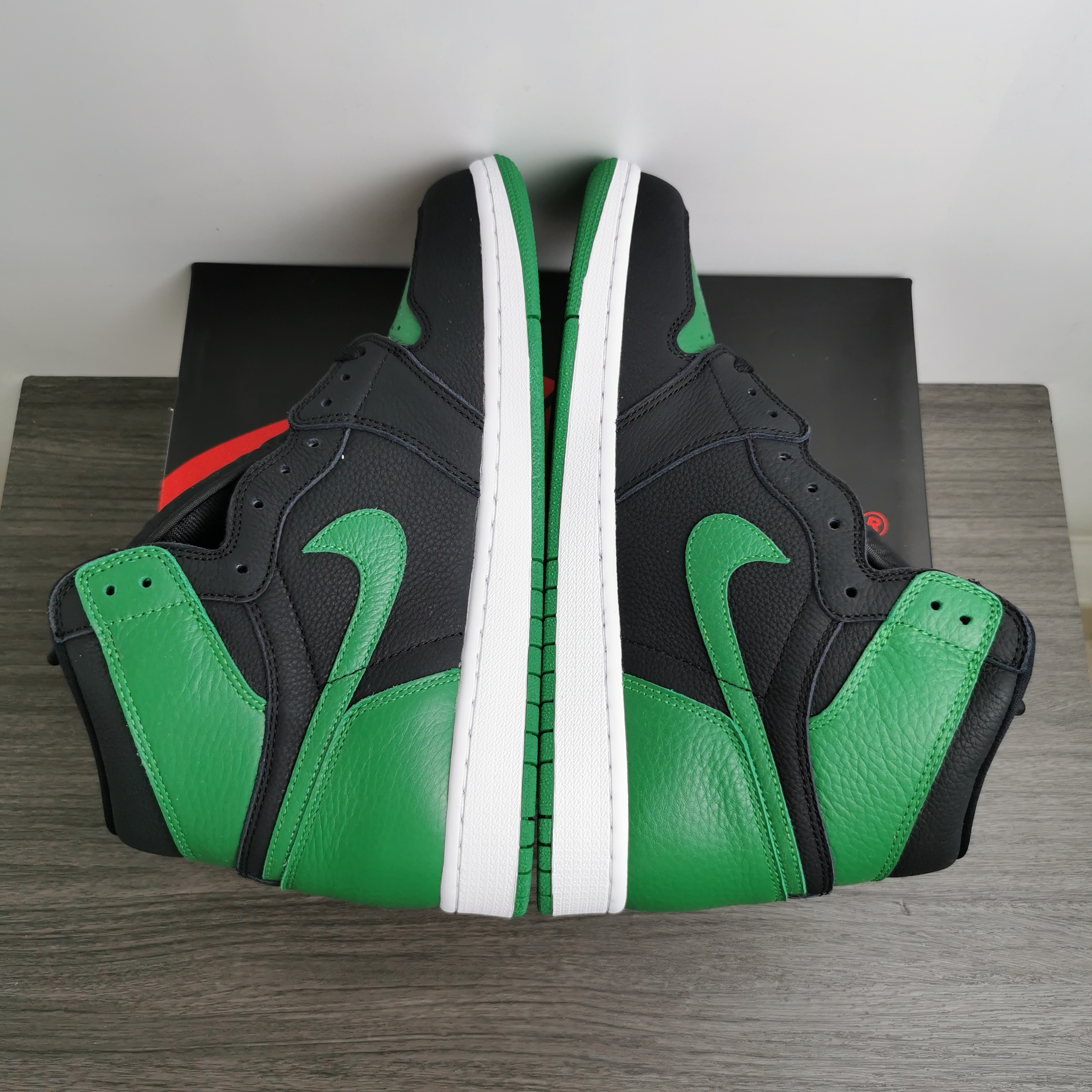Air Jordan 1 Retro High OG Pine Green 555088-030