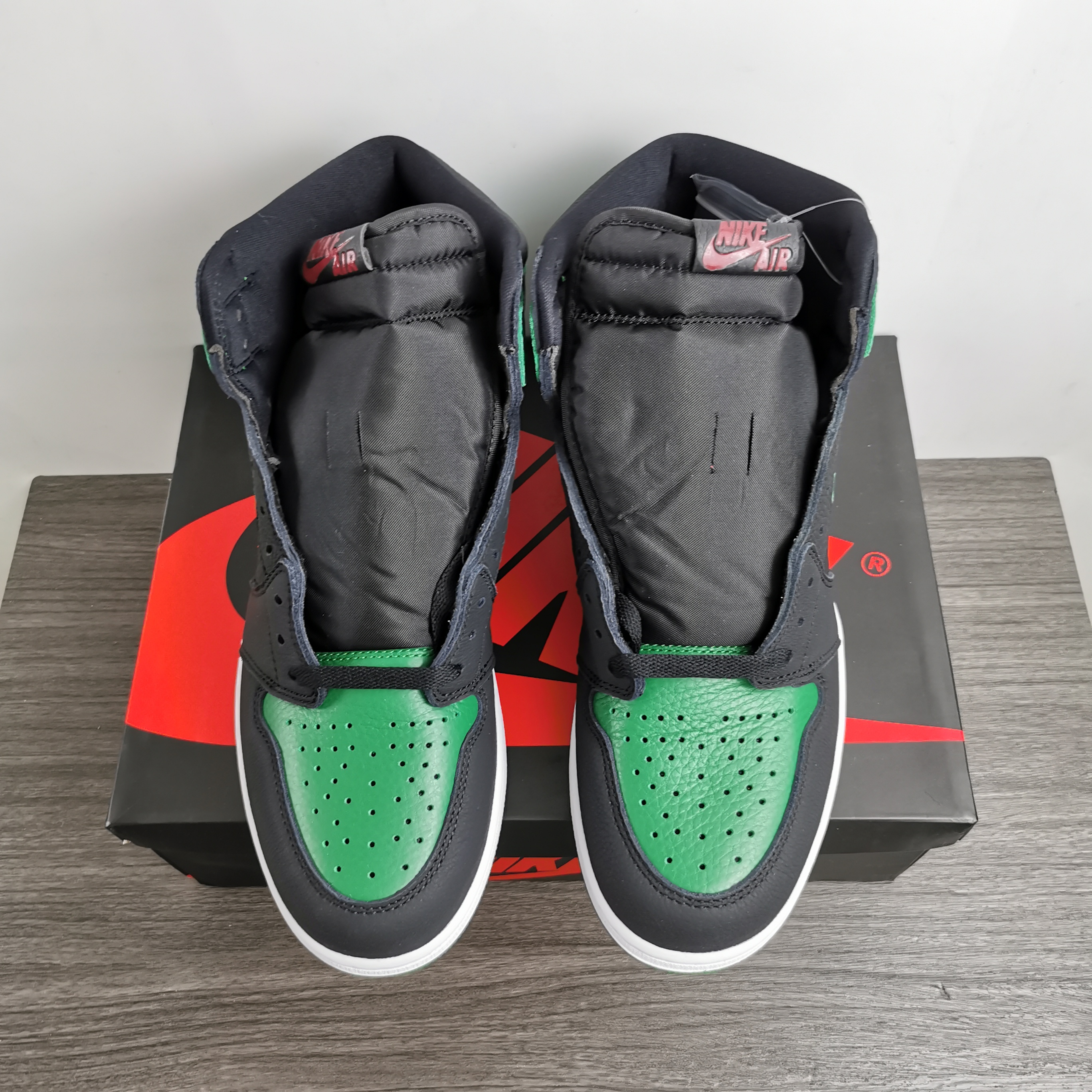 Air Jordan 1 Retro High OG Pine Green 555088-030
