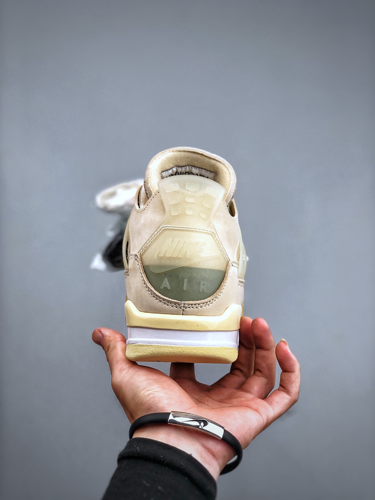 OFF-WHITE x Air Jordan 4 “sail”ow