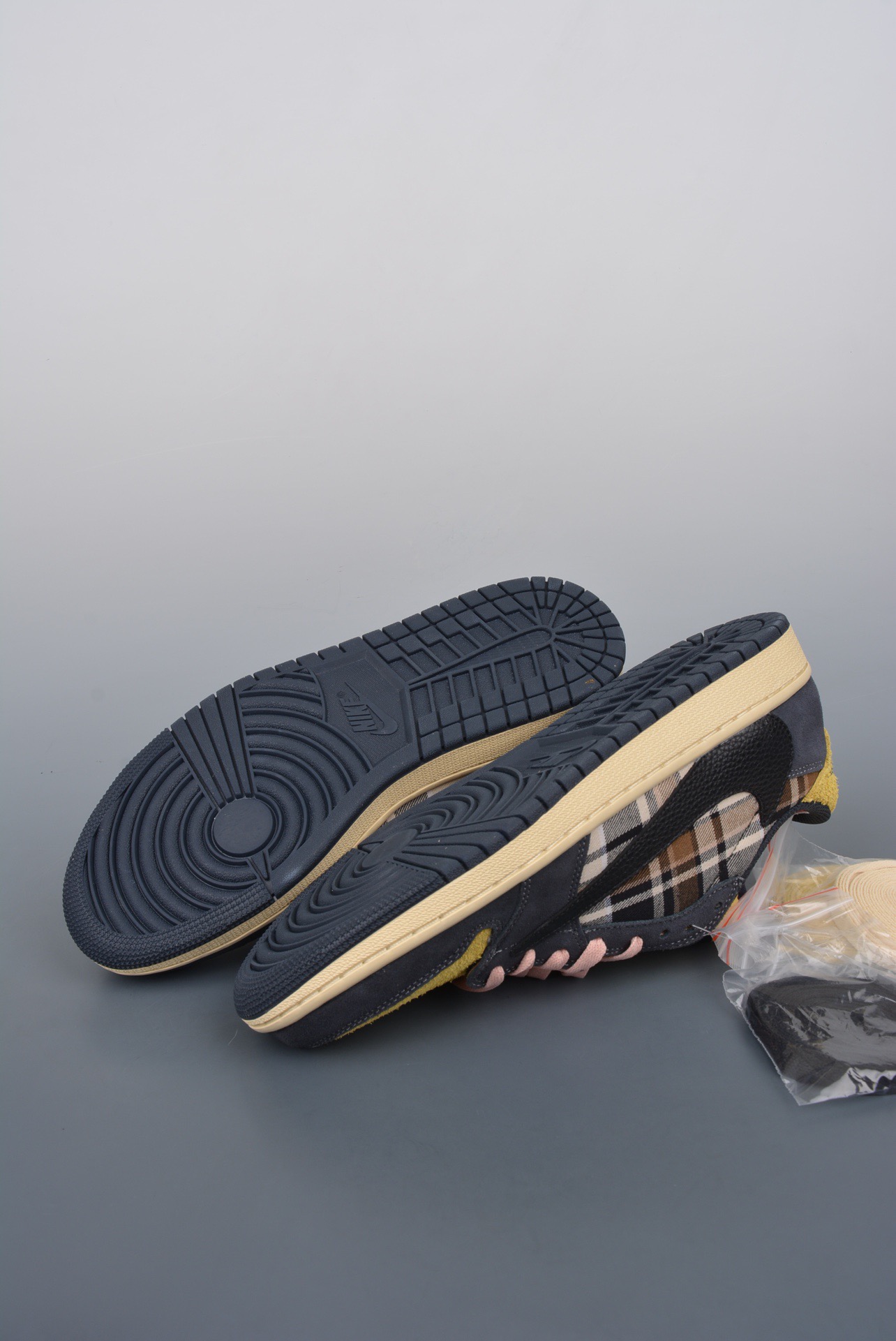 Travis Scott x Air Jordan 1 Low Reverse Mocha