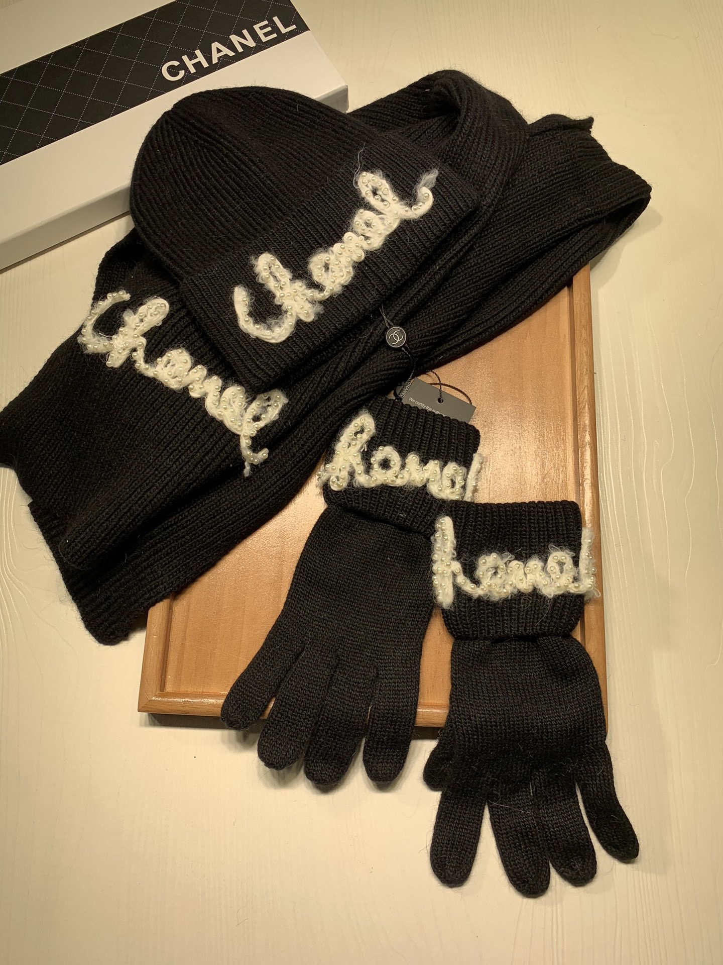 Women Men Hat+Gloves+The scarf C*hanel