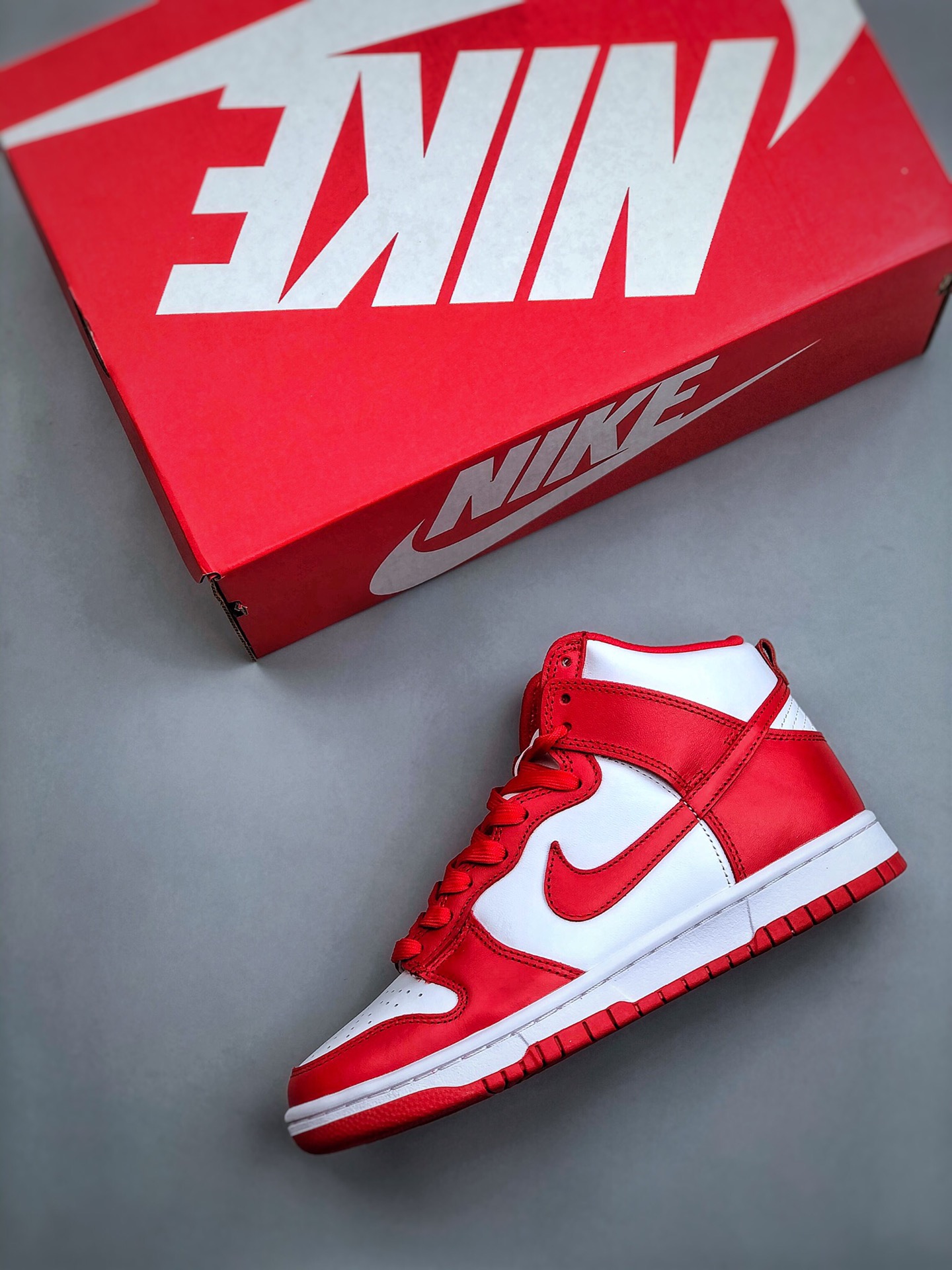 Nike SB Dunk High university red