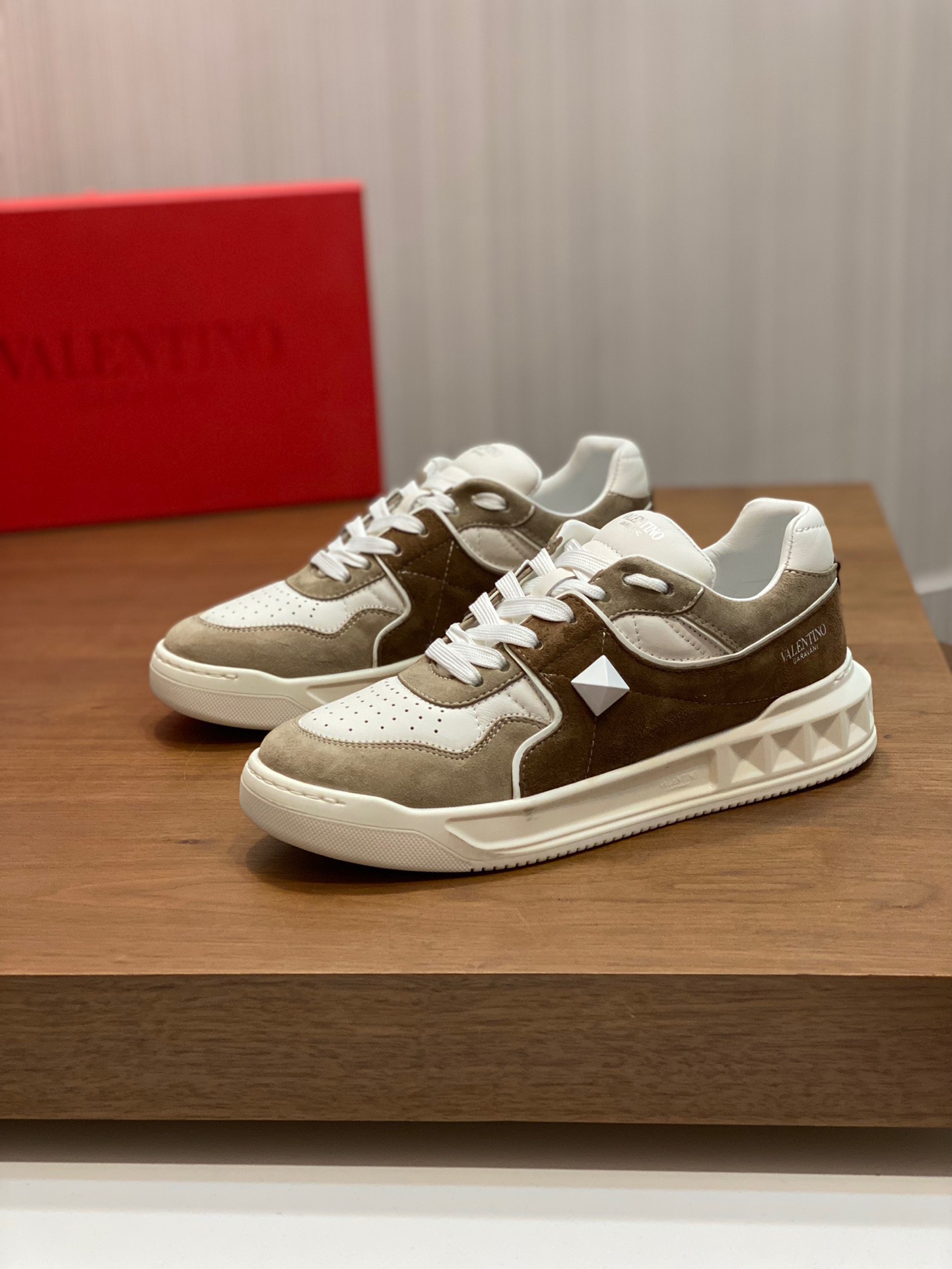 Men Women 𝑉*𝐴𝐿𝐸𝑁𝑇𝐼𝑁𝑂 Top Sneaker