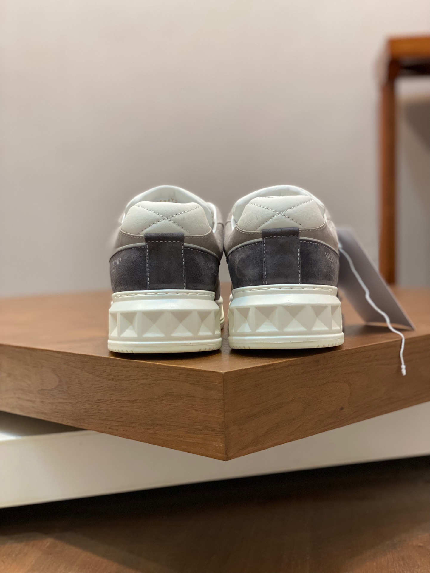 Men Women 𝑉*𝐴𝐿𝐸𝑁𝑇𝐼𝑁𝑂 Top Sneaker