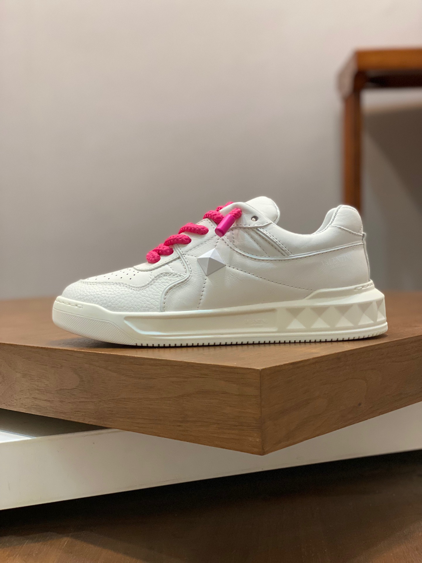 Men Women 𝑉*𝐴𝐿𝐸𝑁𝑇𝐼𝑁𝑂 Top Sneaker