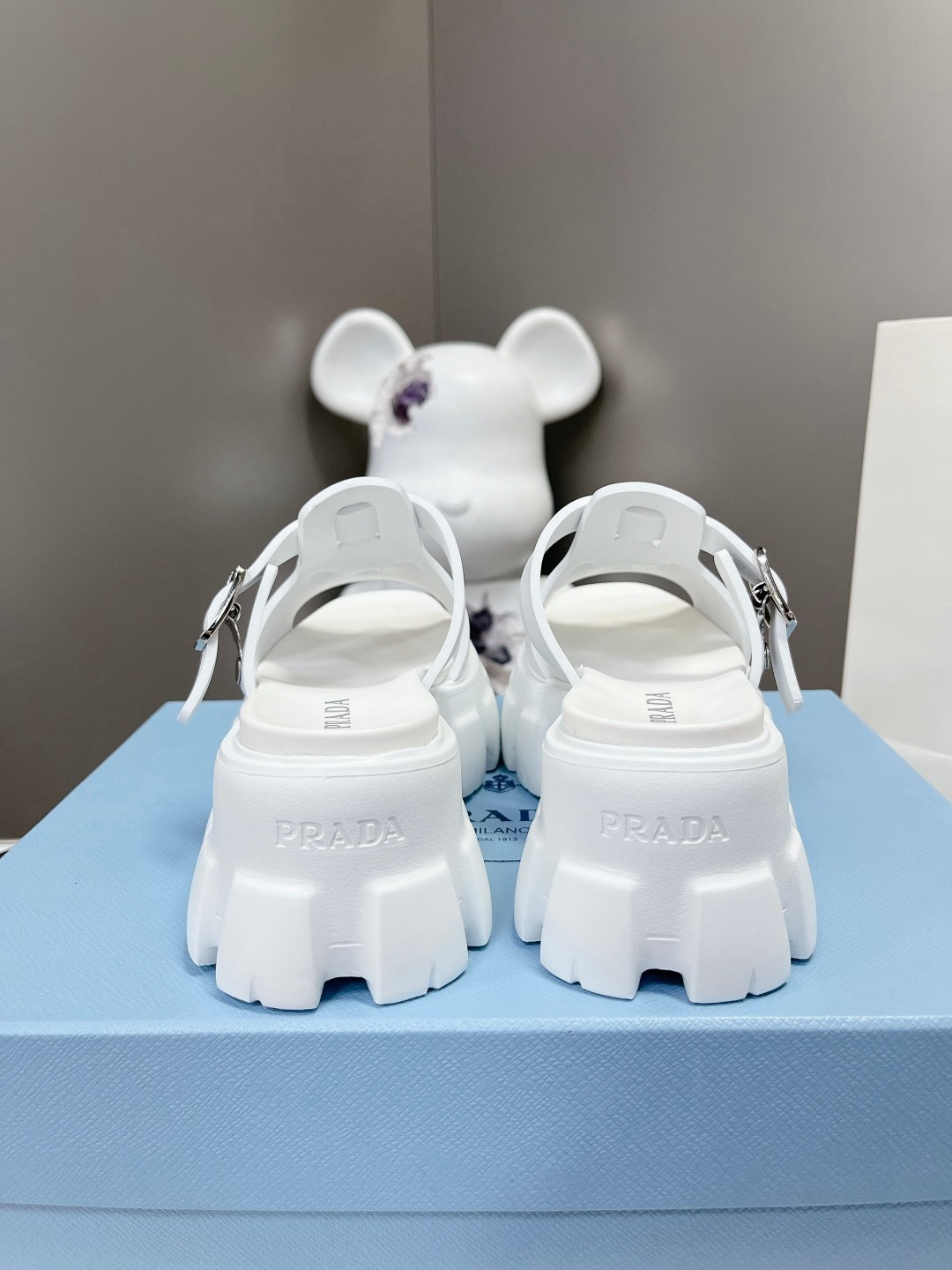 Women Top Quality P*rada shoes